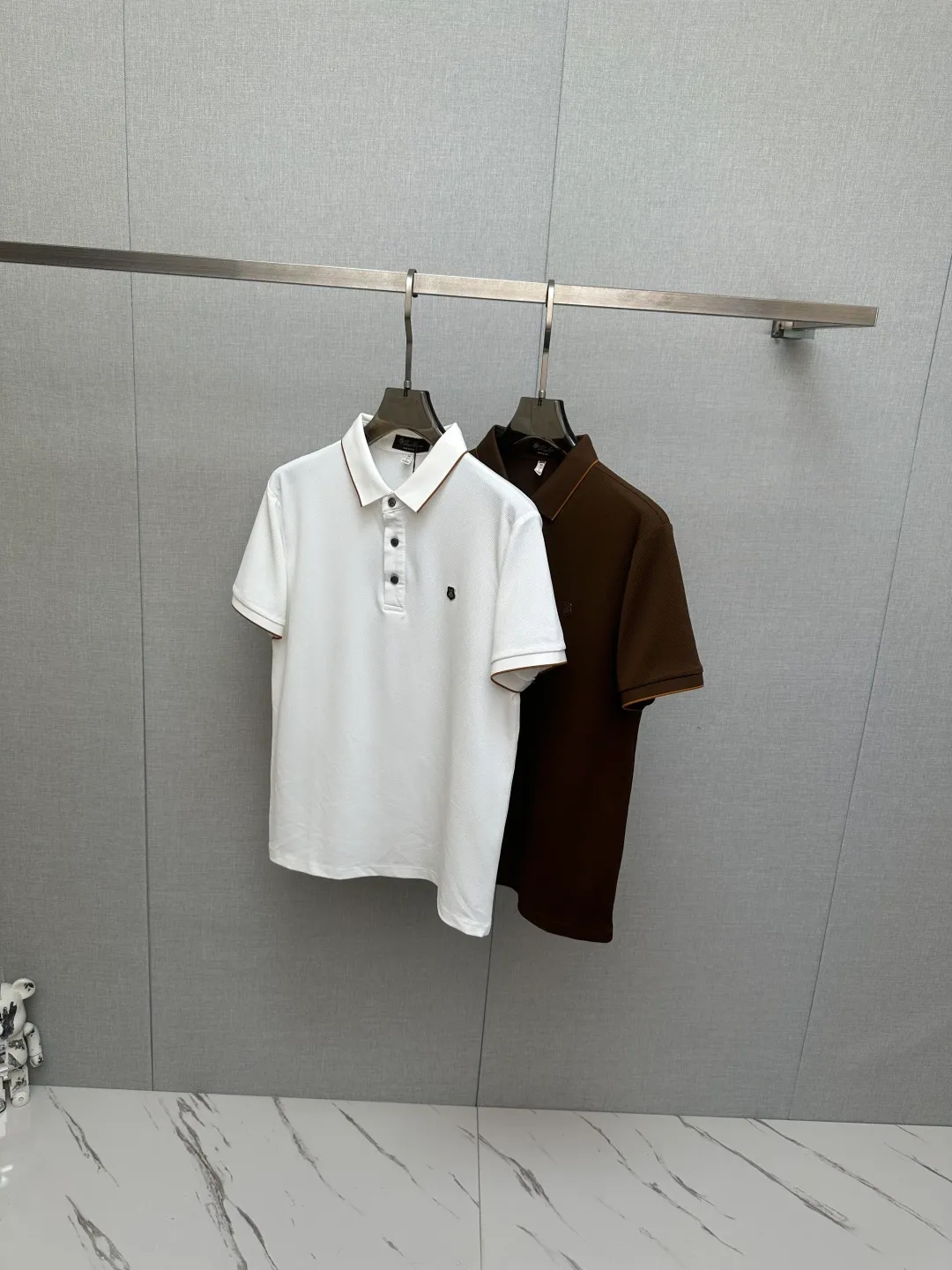 Available at the official New Arrival counter at the same time, men's lapel short-sleeved POLO shirts, Premium mainline Series, imported piqué mercerized cotton fabric, with first-class texture, excellent skin-friendliness, silky and delicate touch, fashionable three-button placket design, small lapels, fashionable and age-reducing, and the upper body is full of Italian accent, full of style. Sizes: M—3XL